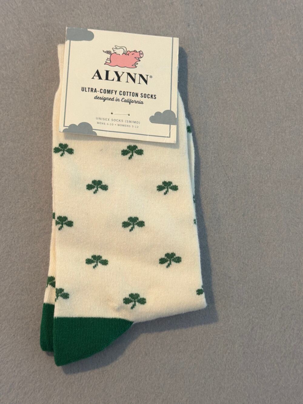 NWT -ALYNN Shamrock Clover Crew Socks White Green St. Patrick’s Day Unisex S/M